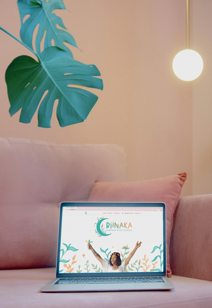 Photo d'un ordinateur portable affichant le site internet de Riinaka